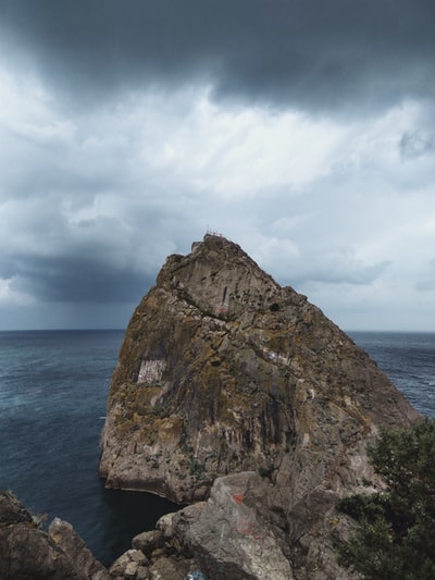 布朗岩层在大海白云白天
